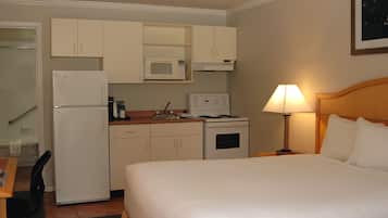 Suite, 1 Queen Bed, Kitchen