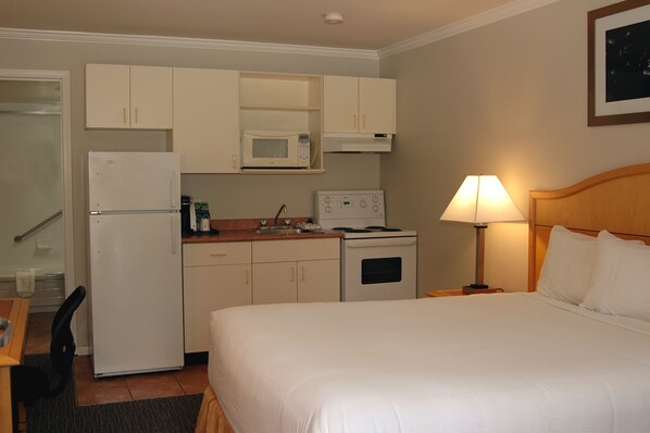 Suite, 1 Queen Bed, Kitchen | Desk, iron/ironing board, free WiFi, bed sheets