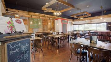 Se sirven desayunos, almuerzos y cenas; cocina americana