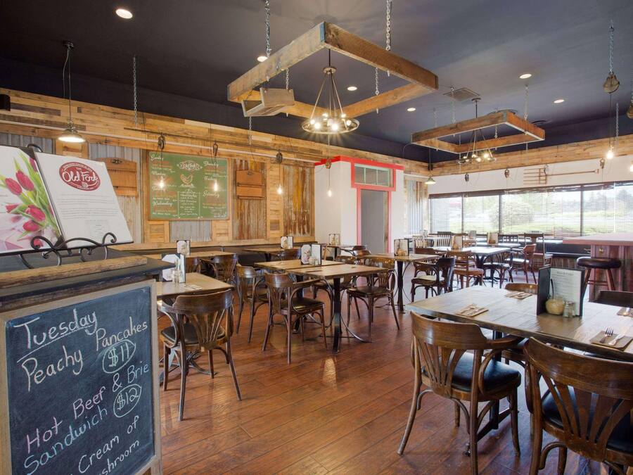 Breakfast, lunch, dinner served; American cuisine