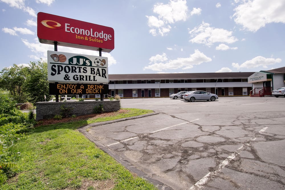 Econo Lodge Inn & Suites
