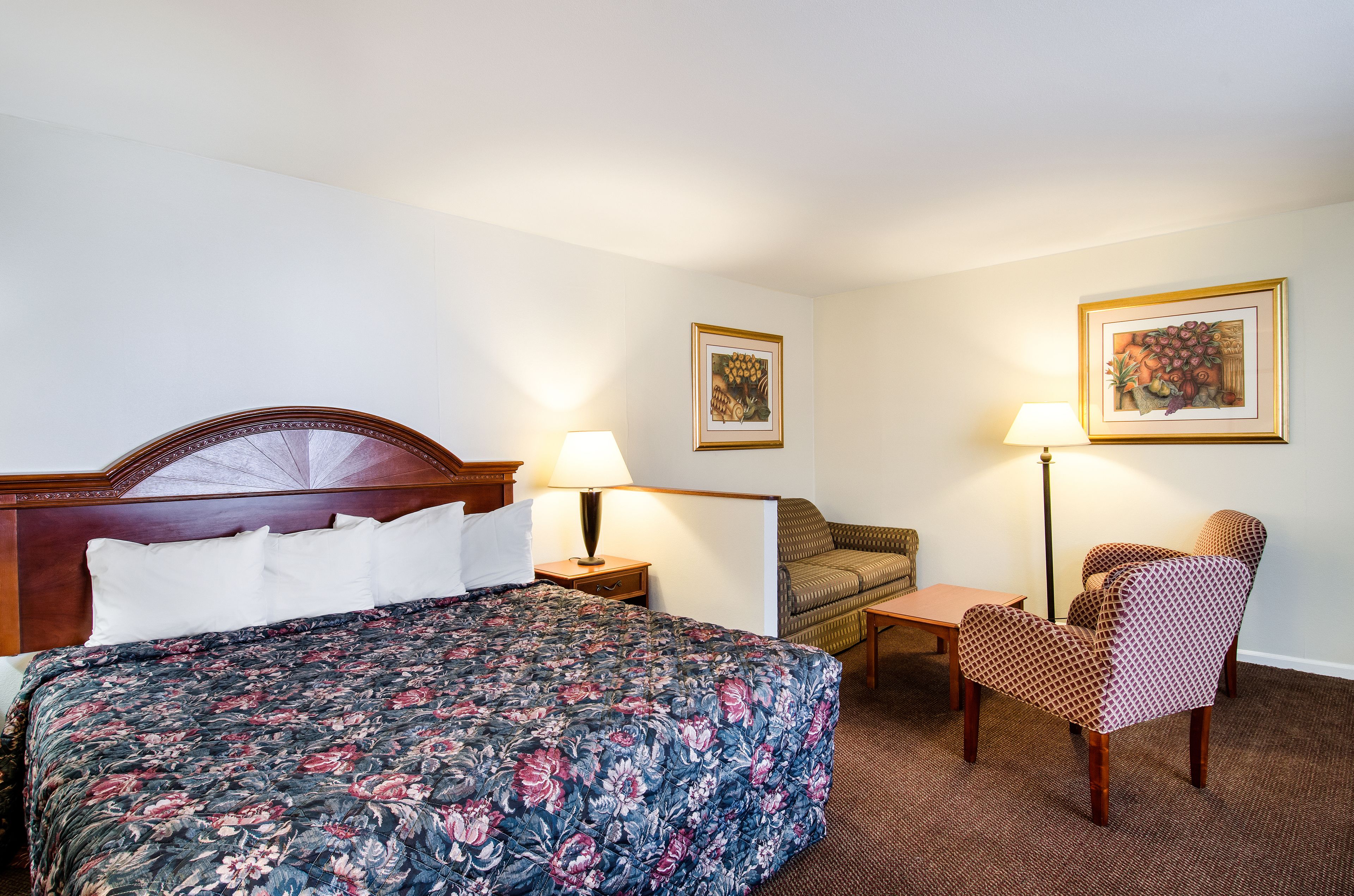 高档床上用品、办公桌、熨斗/熨衣板、免费婴儿床