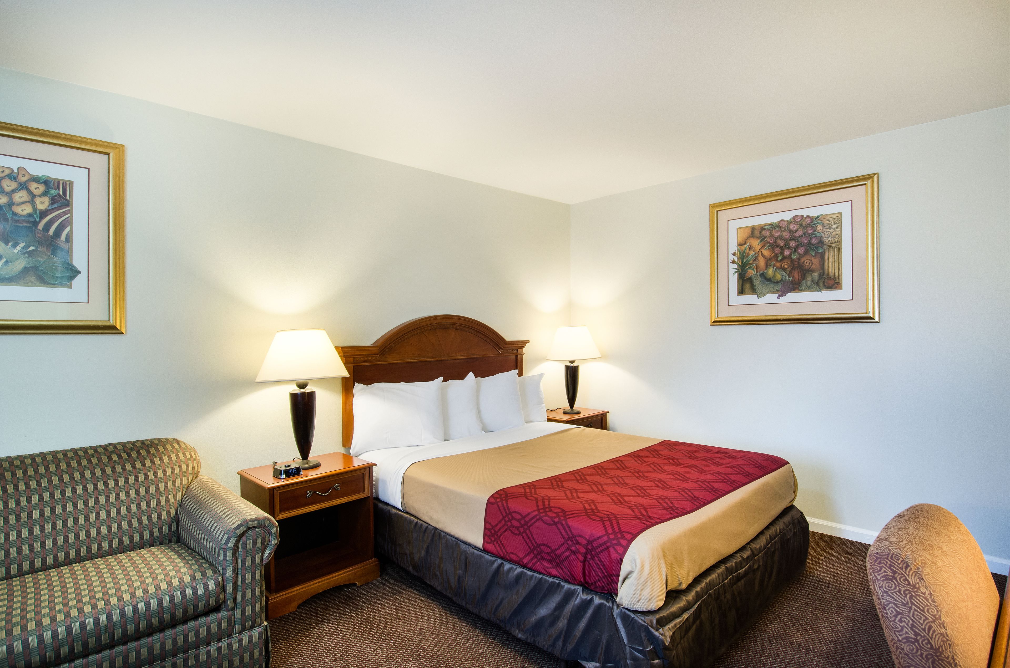 Econo Lodge Inn & Suites