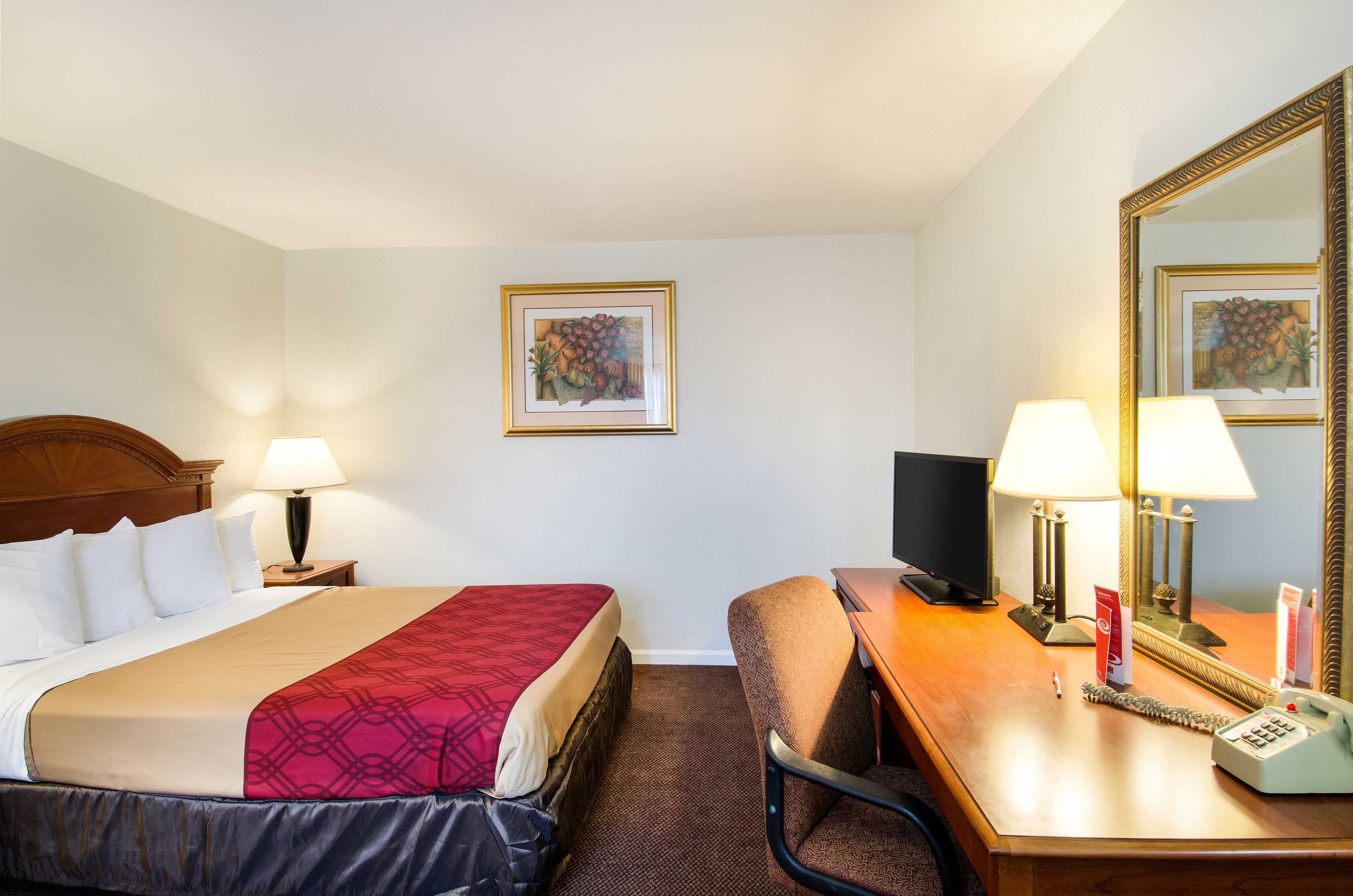 Econo Lodge Inn & Suites