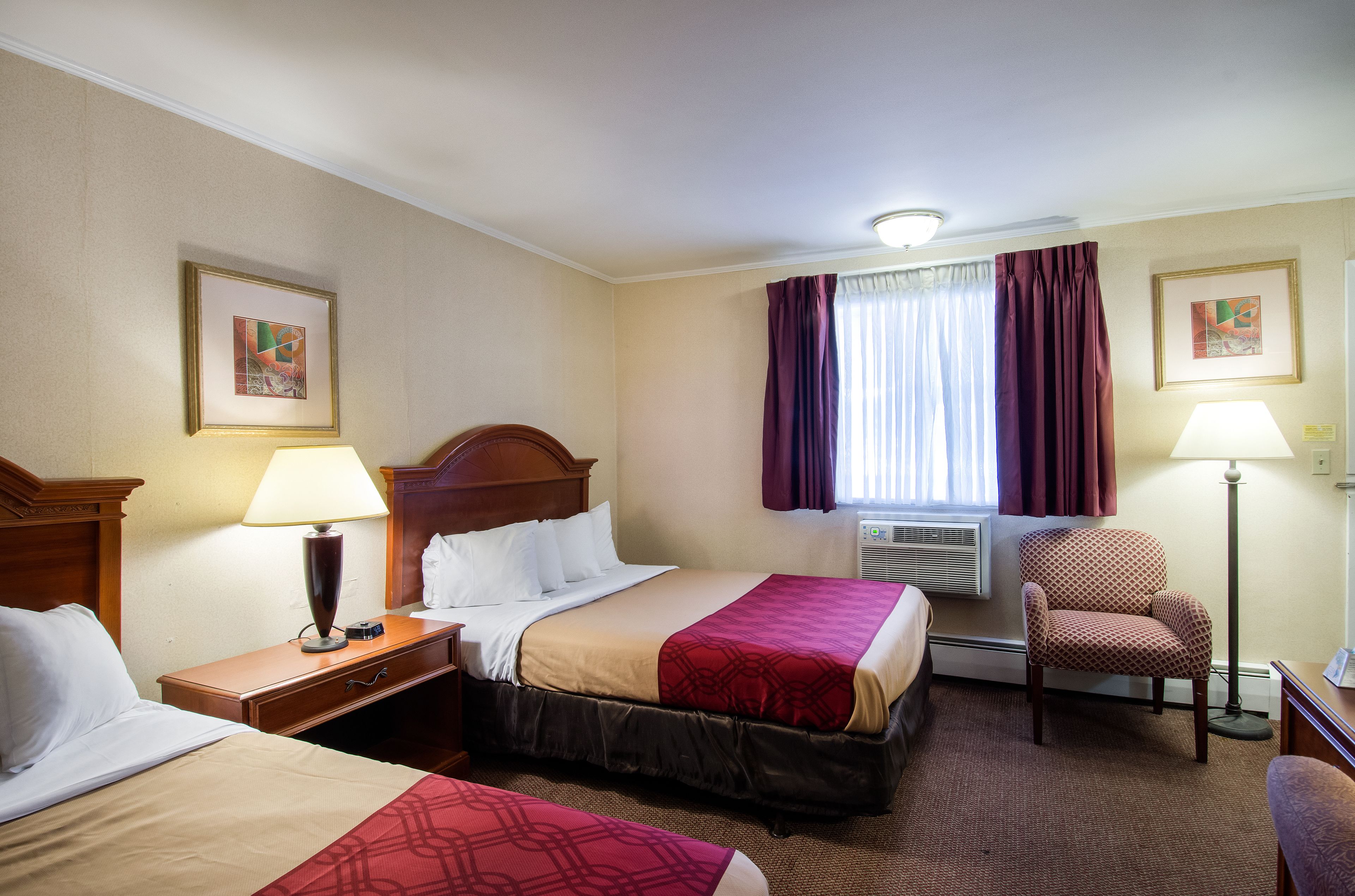 Econo Lodge Inn & Suites