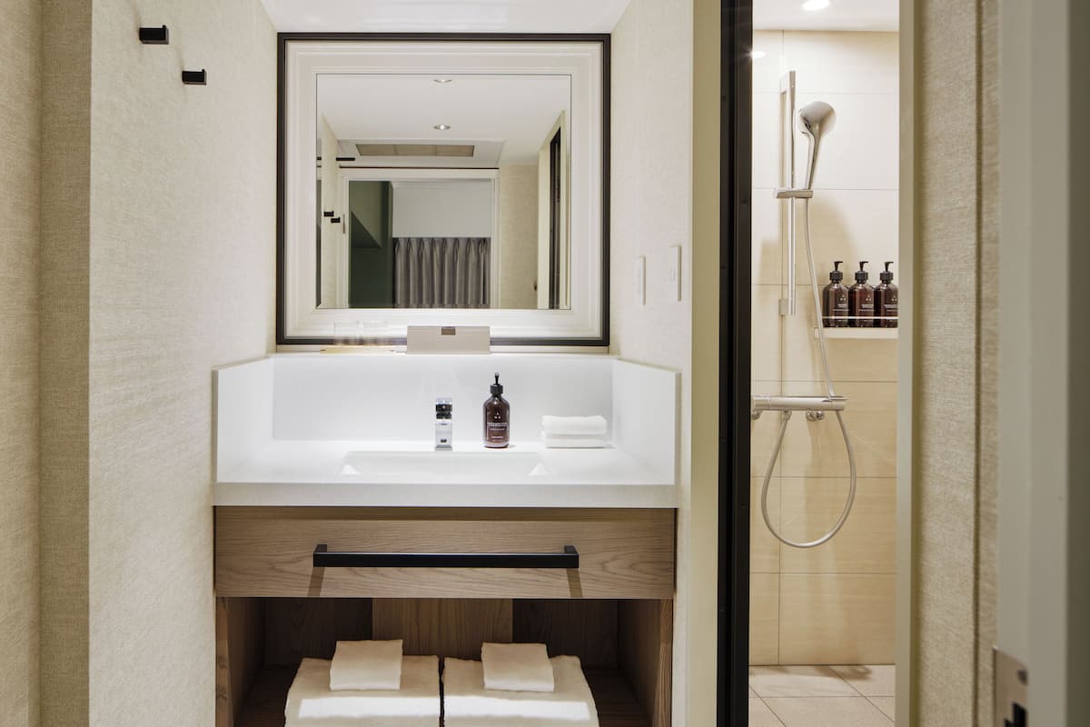 Rom – premium | Bad | Kombinert dusj/badekar, toalettartikler (inkludert), hårføner og tøfler