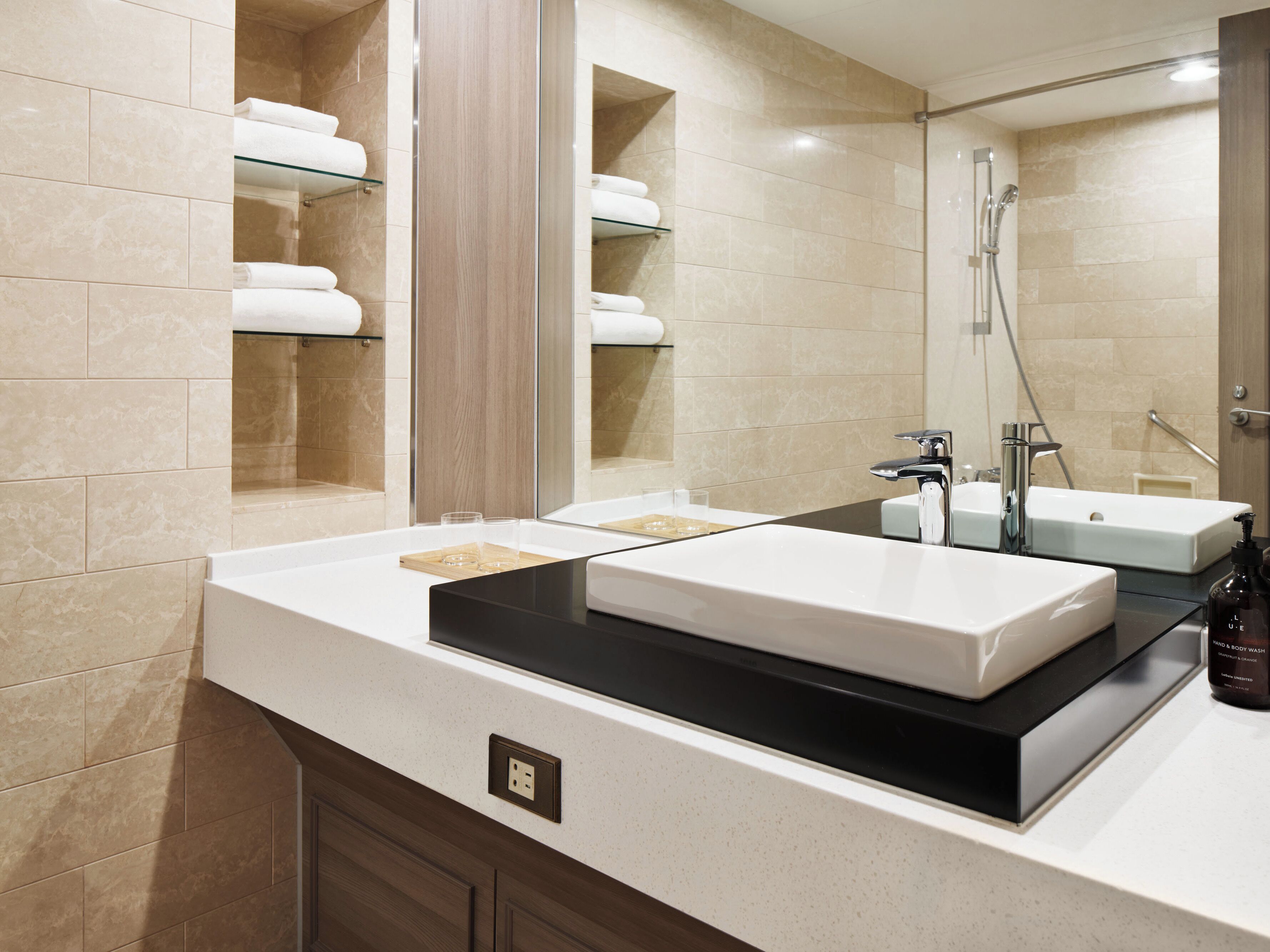 Kombinert dusj/badekar, toalettartikler (inkludert), hårføner og tøfler