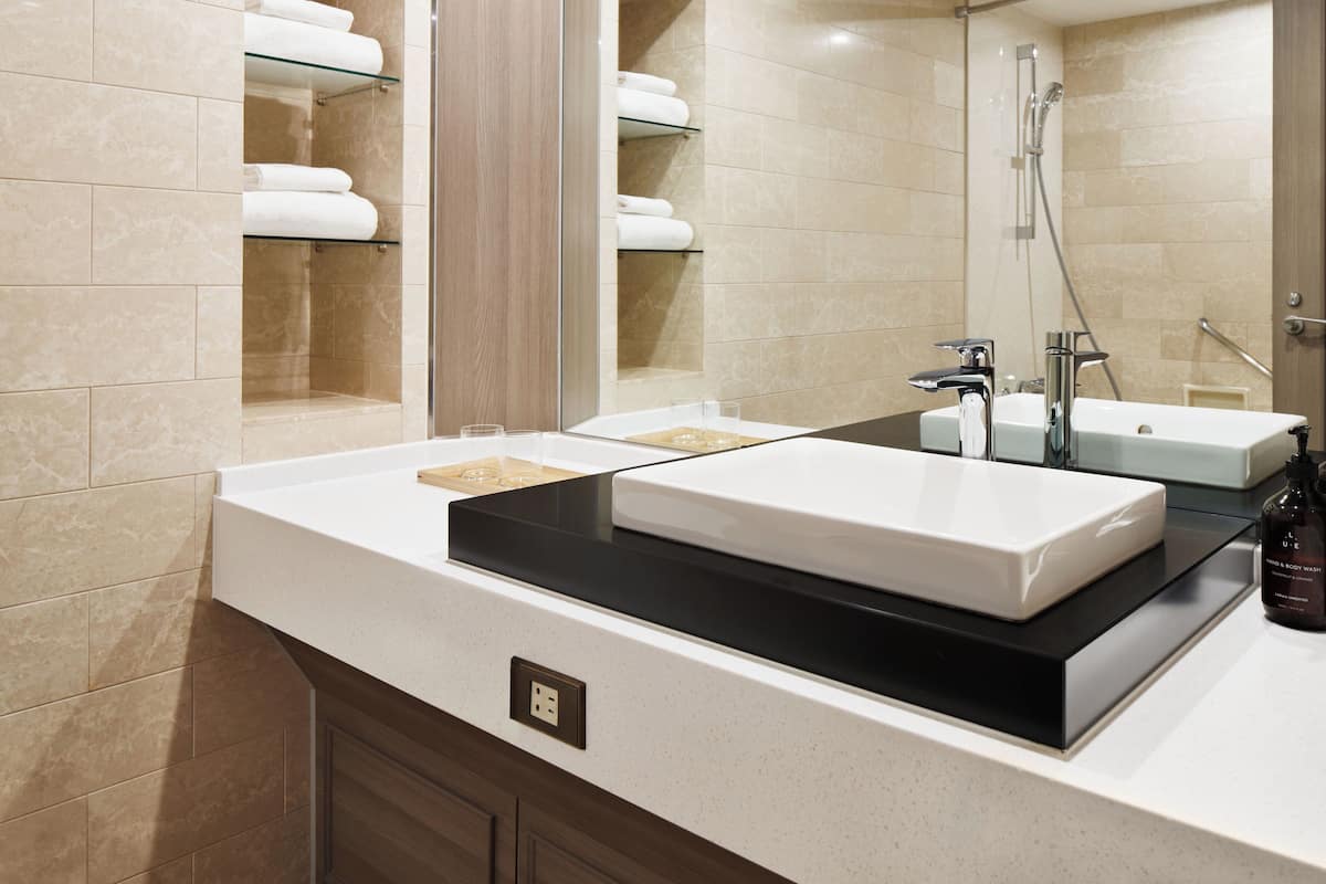 Kombinert dusj/badekar, toalettartikler (inkludert), hårføner og tøfler