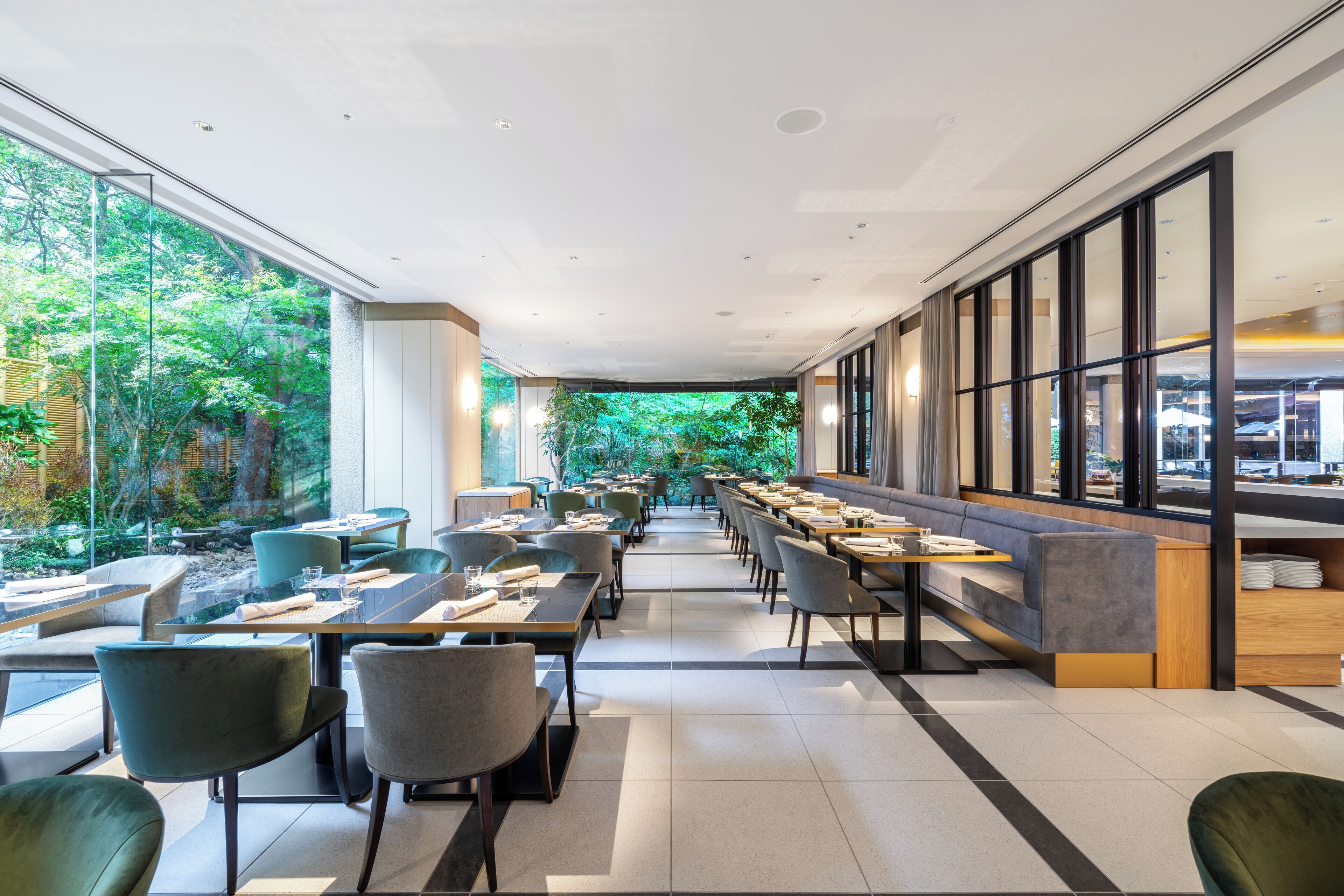 20 restaurants, breakfast, lunch, dinner served; French cuisine