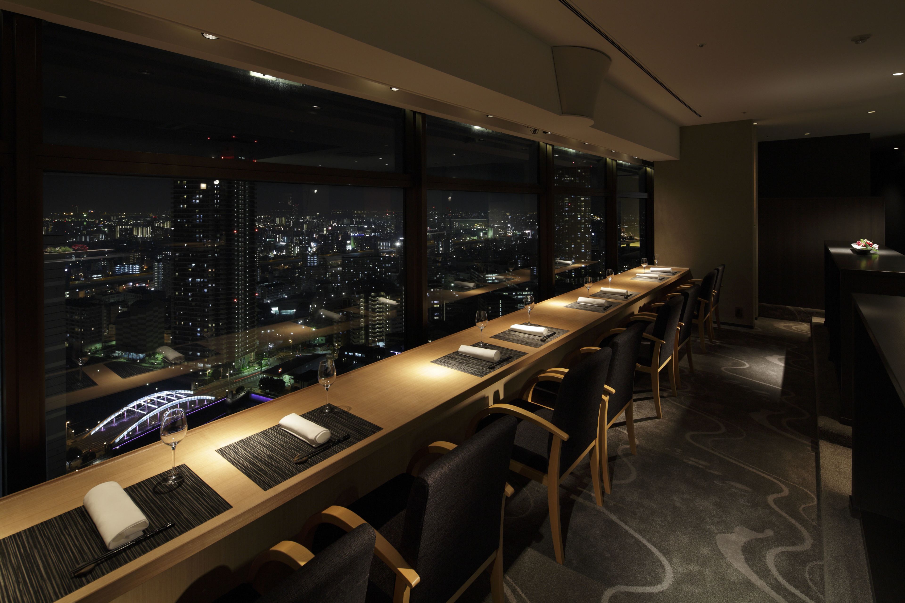 20 restaurants, breakfast, lunch, dinner served; French cuisine