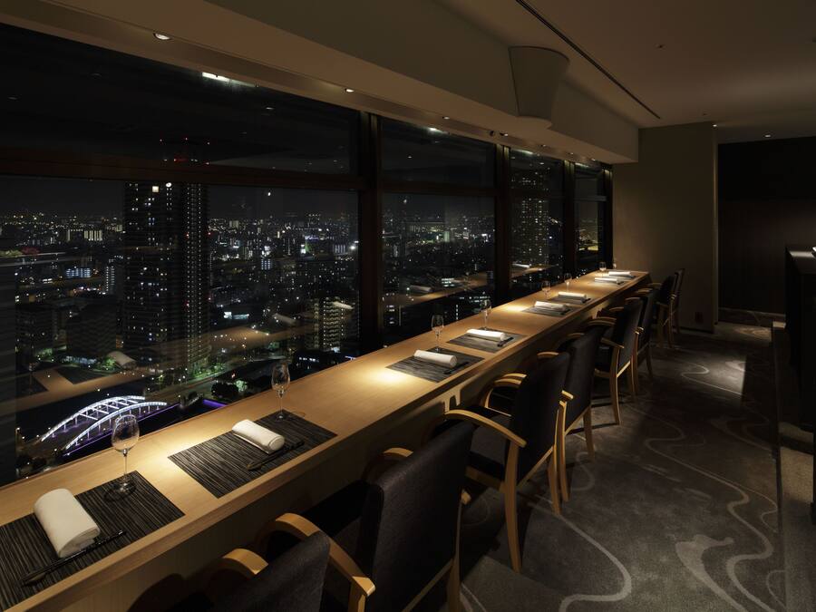 20 restaurants; breakfast, lunch, and dinner served