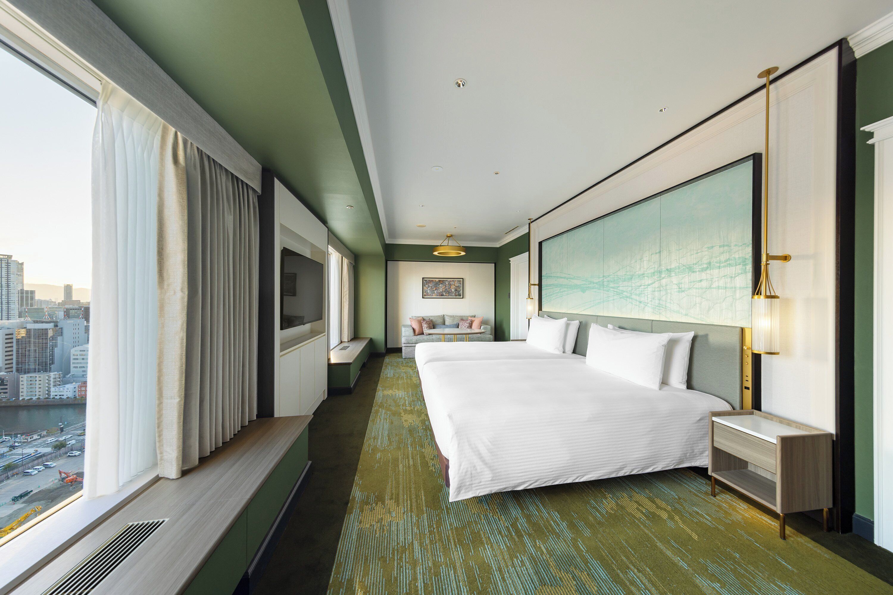 Un cuarto de hotel con una cama grande, vista a la ciudad, un ventanal con cortinas y un cuadro en la pared.