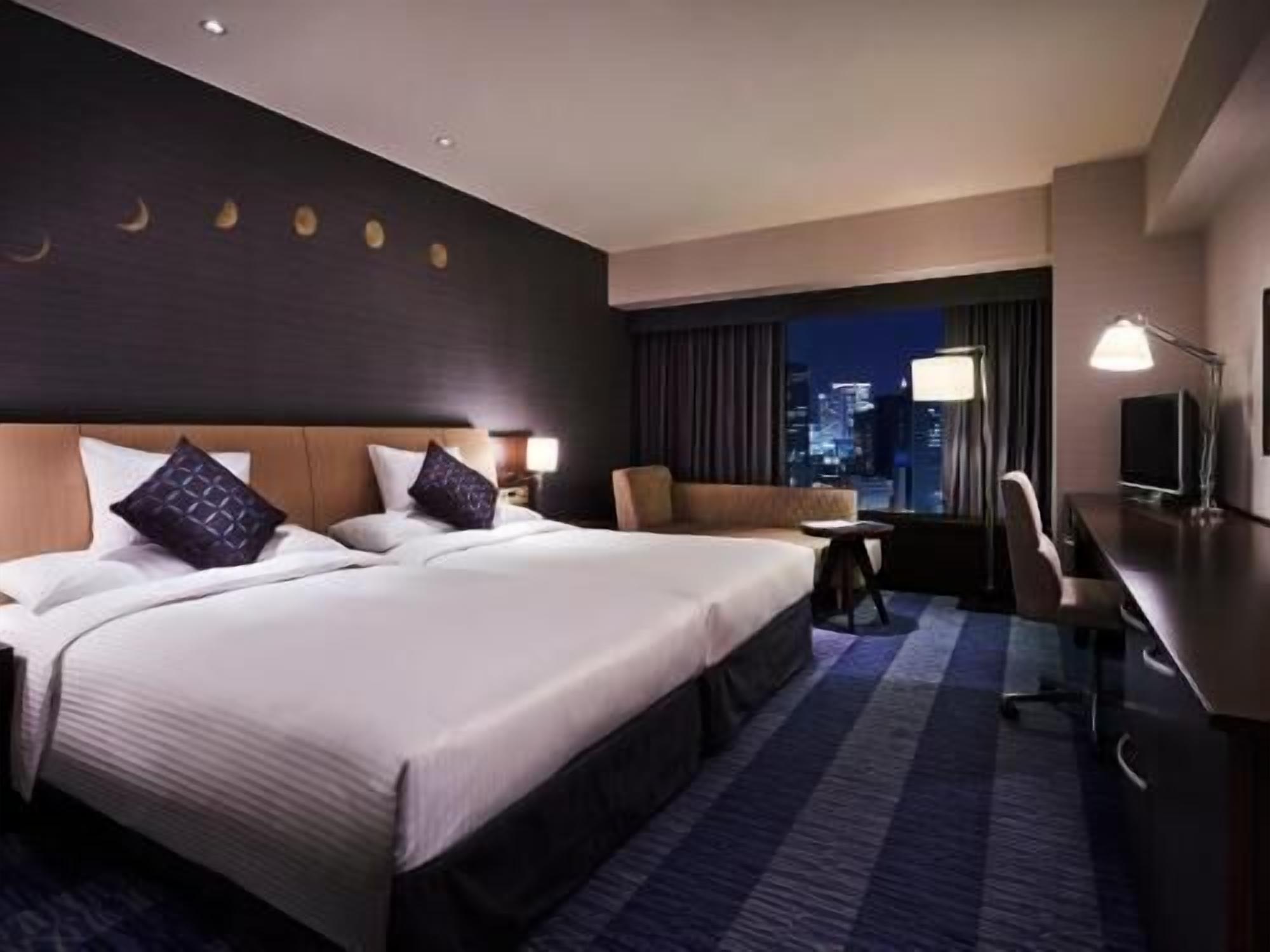 Selimut bulu angsa, minibar, brankas, dan tirai kedap cahaya