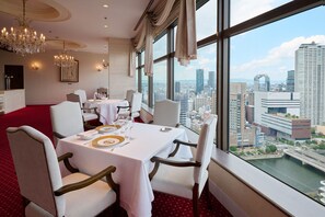 20 restaurantes, se sirven desayunos, comidas, cenas y cocina francesa