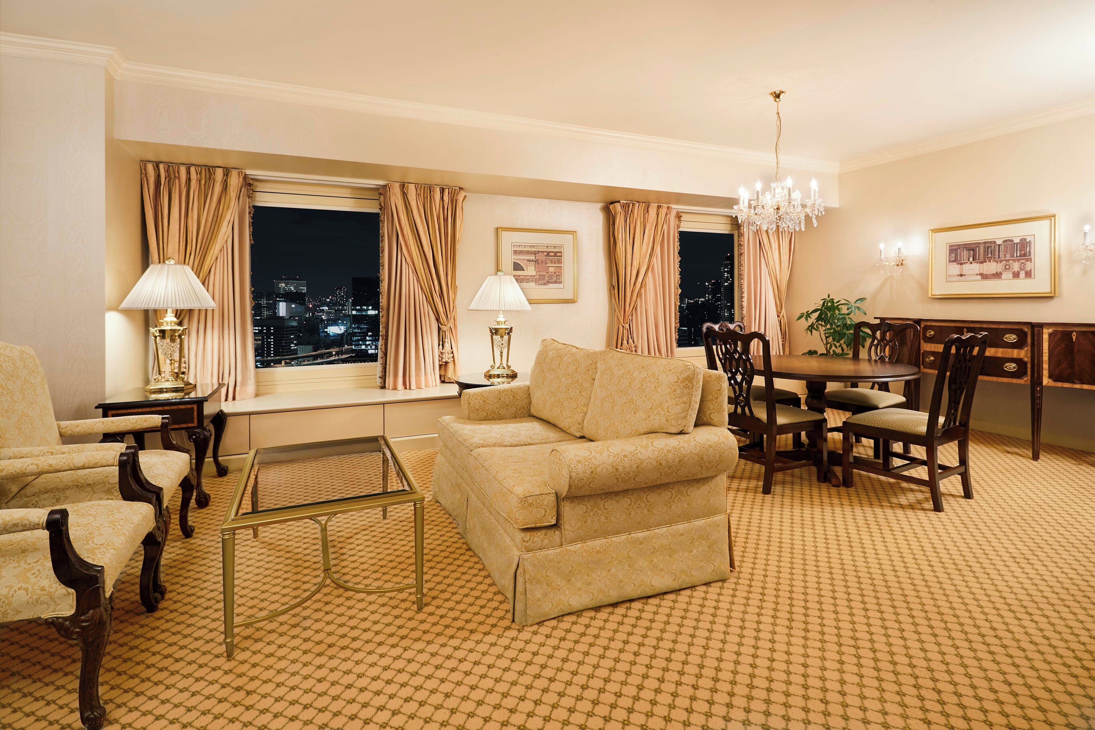 Edredons de pluma, frigobar, cofres nos quartos, cortinas blackout