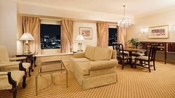 Edredons de pluma, frigobar, cofres nos quartos, cortinas blackout