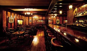 20 restaurants, breakfast, lunch, dinner served; French cuisine
