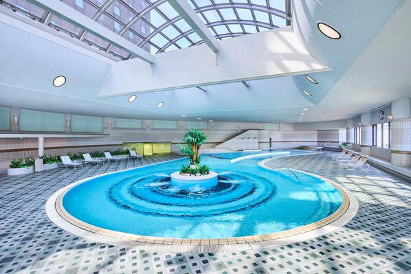 Piscine couverte, accès possible de 07 h 00 à 23 h 00, chaises longues 