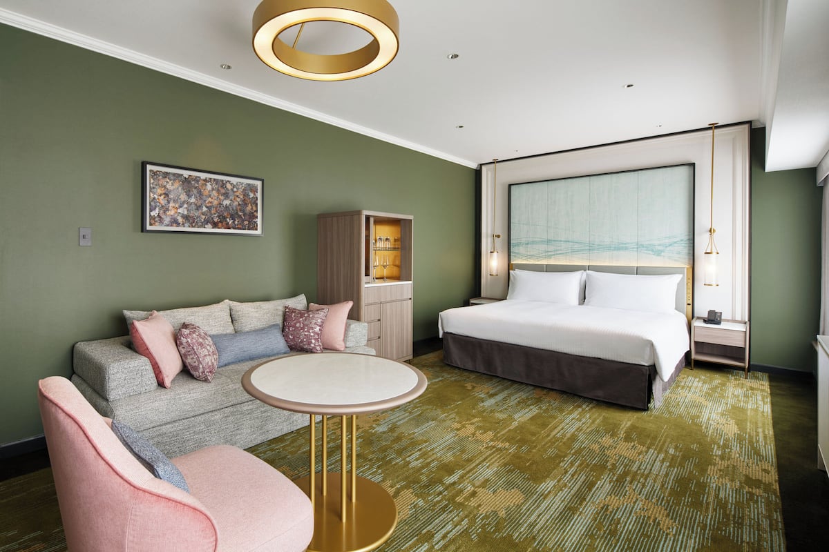 Grand Room, 1 King Bed | Down duvets, minibar, in-room safe, blackout curtains