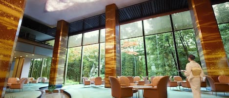 3 bars/lounges
