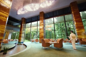 3 bares o lounges 