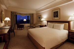 Down comforters, minibar, in-room safe, desk