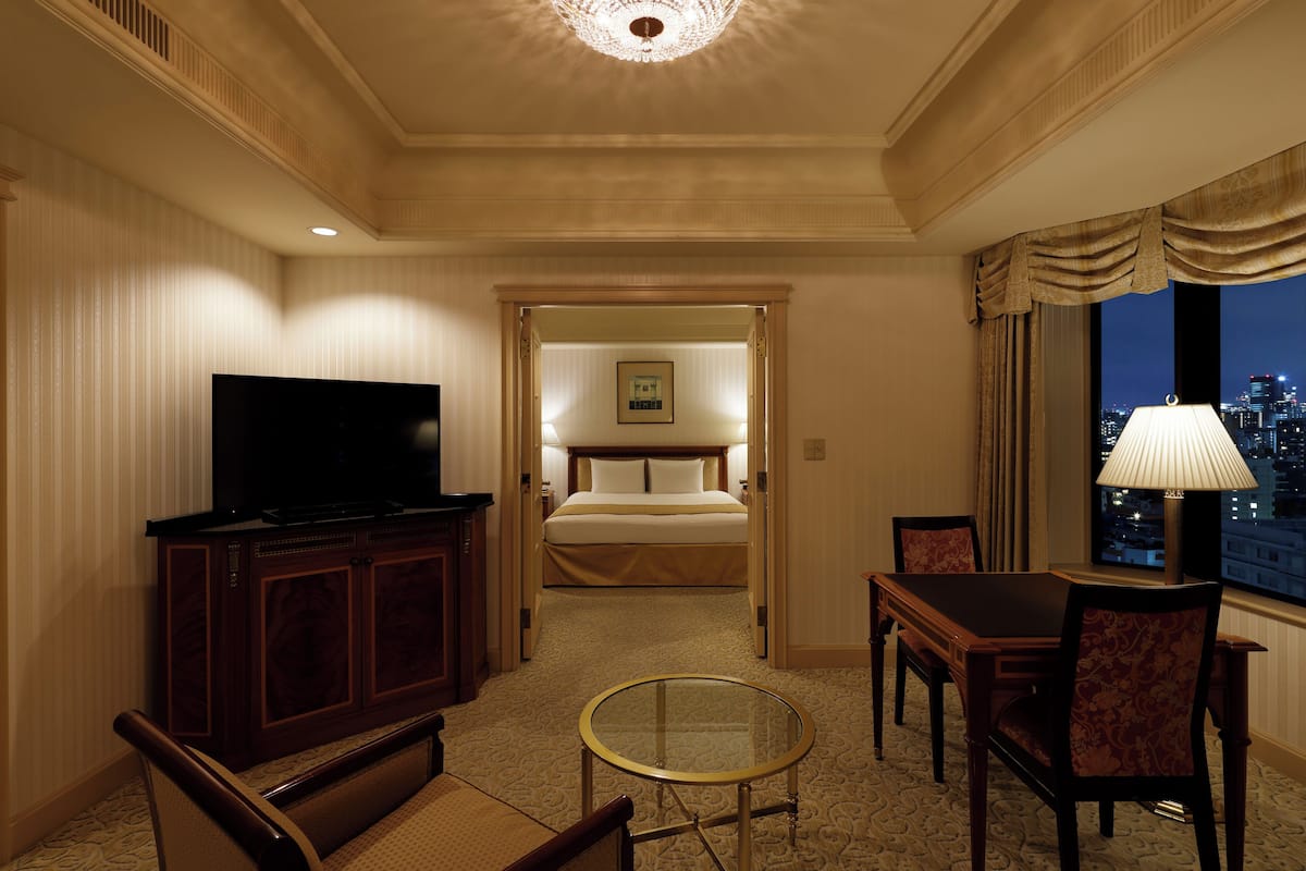 普通套房, 1 張特大雙人床, 非吸煙房 (Includes access to pool, sauna, gym) | 羽絨被、迷你吧、房內夾萬、書桌