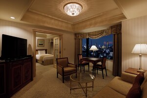Executive Floor, Junior Suite Twin room, Non-Smoking, Includes access to pool, sauna, gym | Down comforters, minibar, in-room safe, desk