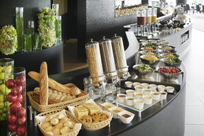 Daily buffet breakfast (JPY 3100 per person)