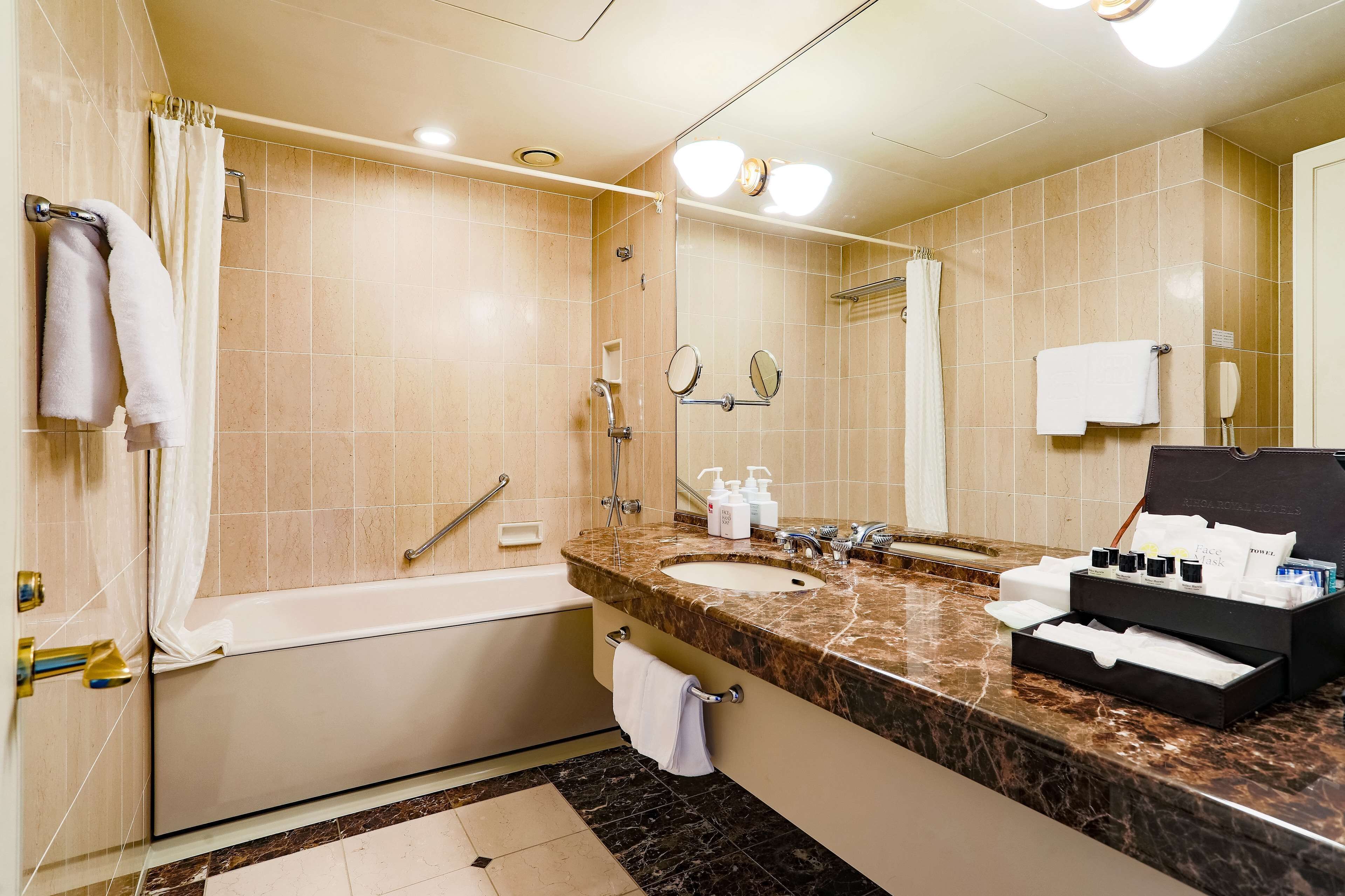 executive twin, non smoking (30f. or 31f.)(36 sqm) | bathroom | combined shower/bathtub, eco-friendly toiletries, hair dryer, slippers