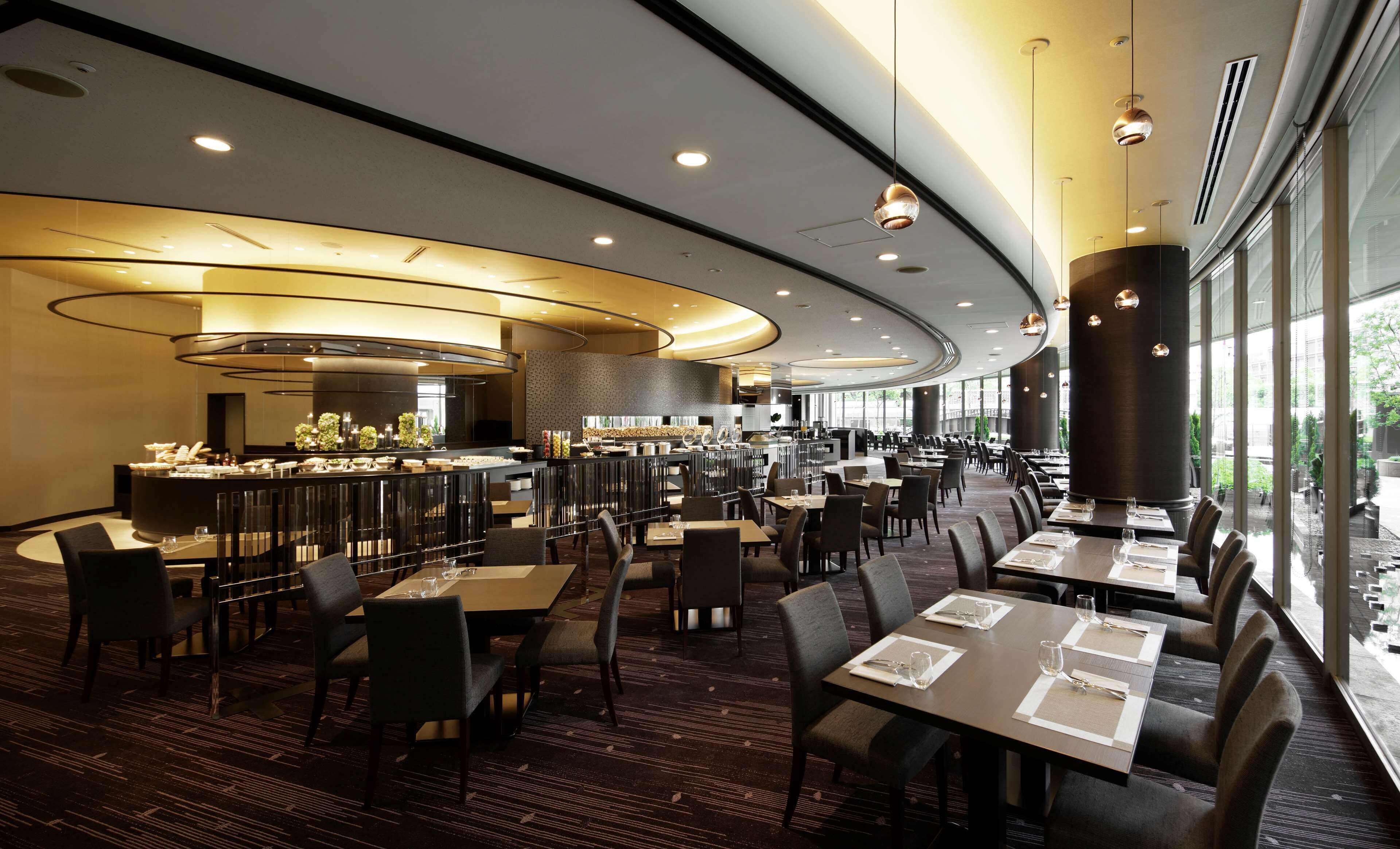 Daily buffet breakfast (JPY 4000 per person)