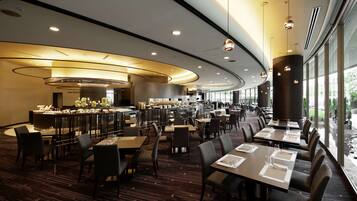 Daily buffet breakfast (JPY 4000 per person)