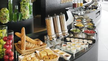 Daily buffet breakfast (JPY 4000 per person)