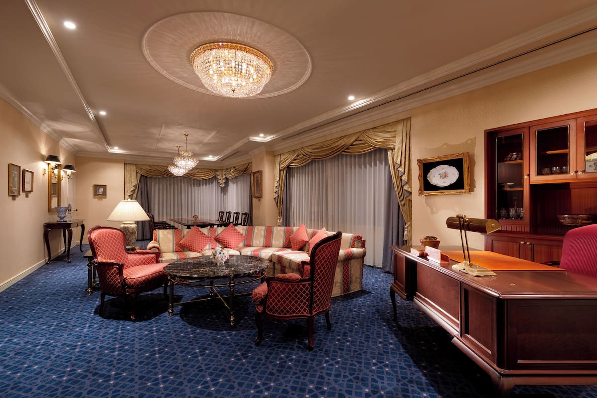 Royal suite, niet-roken | 1 slaapkamer, luxe beddengoed, donzen dekbedden, een kluis op de kamer