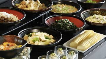 Petit déjeuner buffet (4000 JPY par personne)