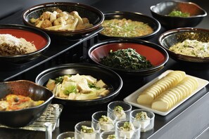 Daily buffet breakfast (JPY 4000 per person)