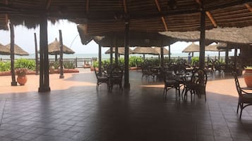 3 restaurants, lunch, dinner served; Chinese cuisine