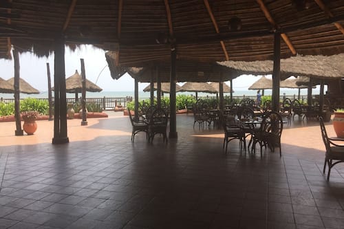 3 restaurants; lunch and dinner served