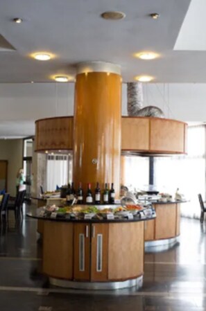 Hi ha 3 restaurants i s'hi serveixen dinars; plats de cuina xinesa 