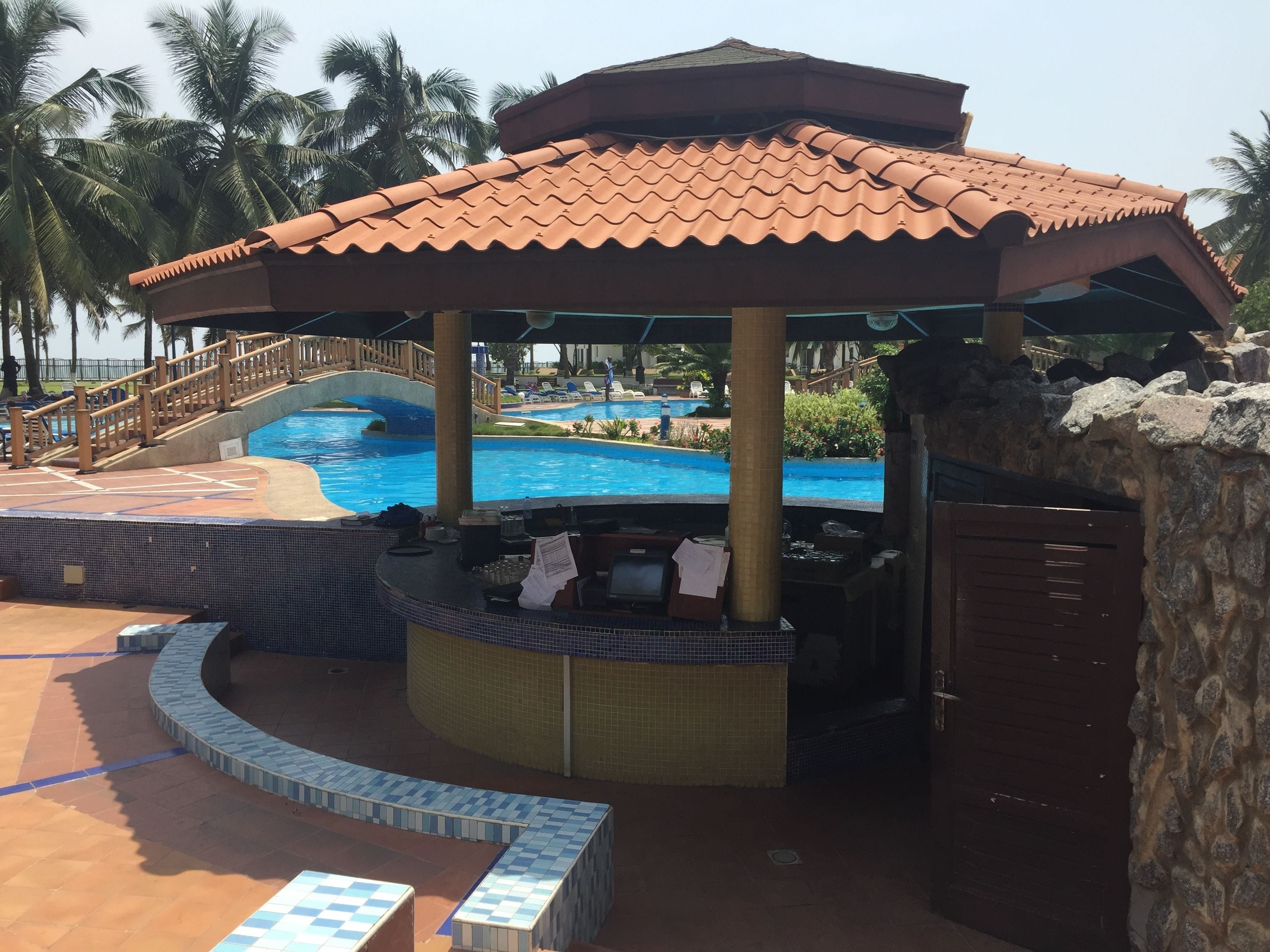 Außenpool, Sonnenschirme, Rettungsschwimmer vor Ort