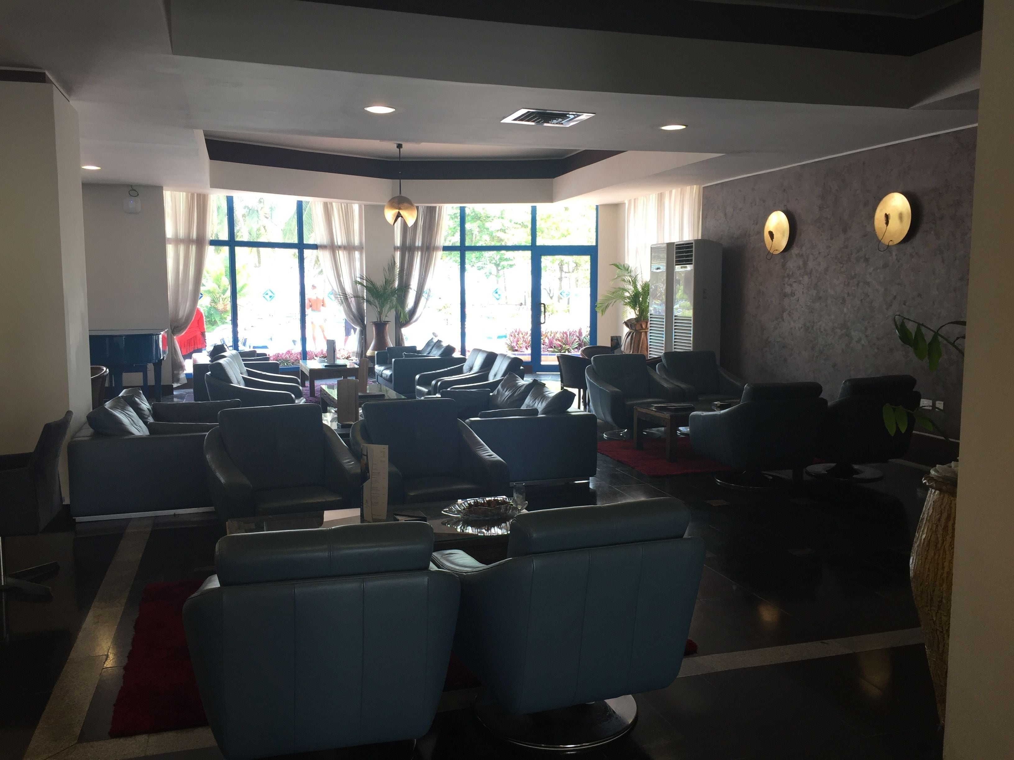 4 bars, bar en milieu de piscine, bar en bord de piscine