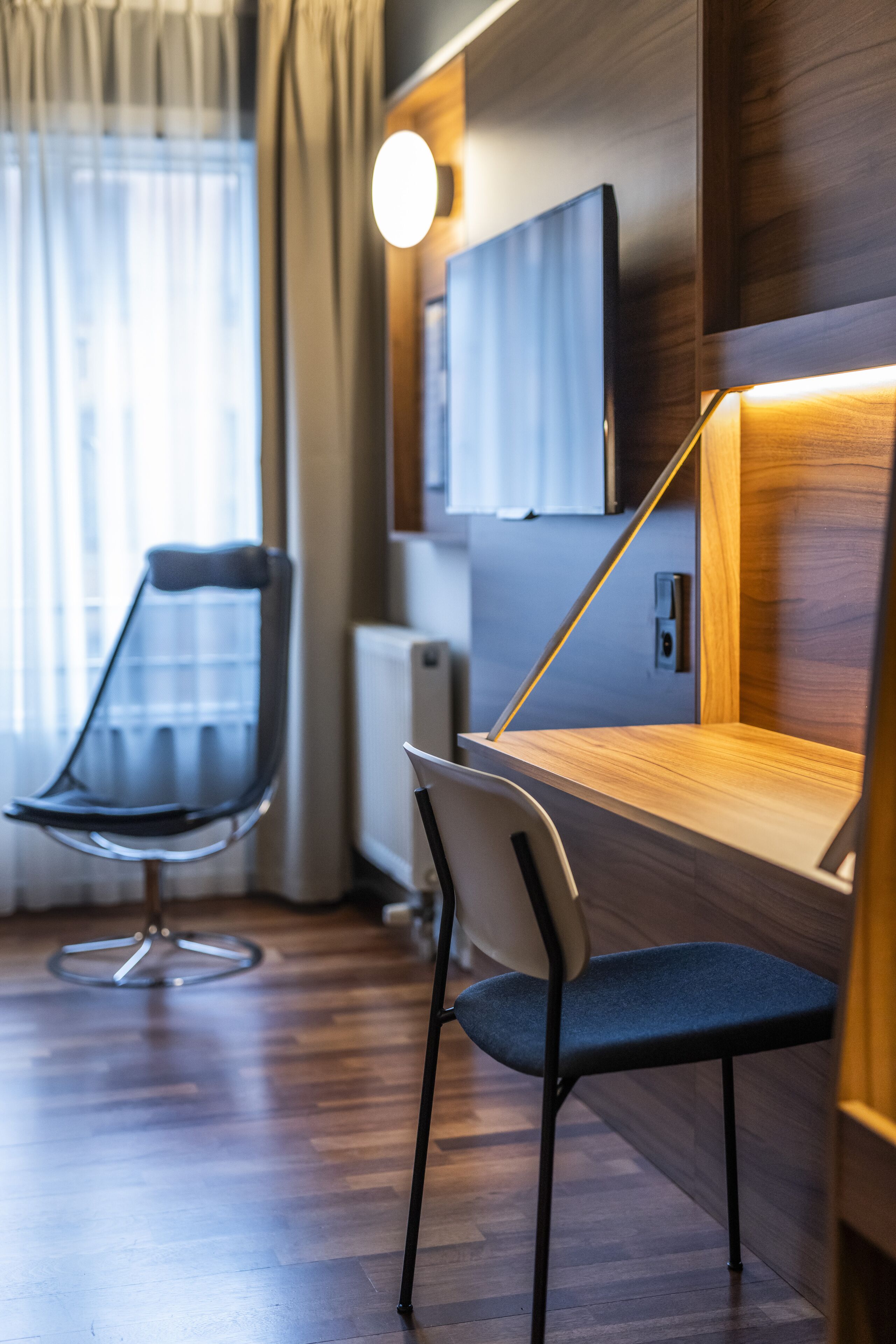 soundproofing, free wifi, bed sheets