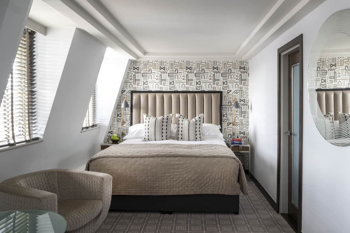 Studio Suite, 1 Queen Bed | Premium bedding, minibar, in-room safe, individually decorated