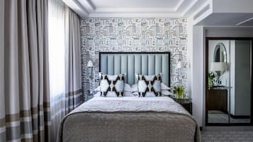 Deluxe-huone, 1 keskisuuri parisänky | Ylelliset vuodevaatteet, minibaari, tallelokero huoneessa