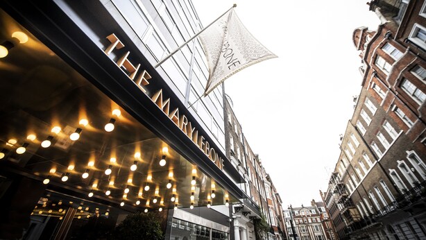 Un bâtiment sur lequel on peut lire l’inscription « THE MARYLEBONE » et qui arbore un drapeau portant le même nom.