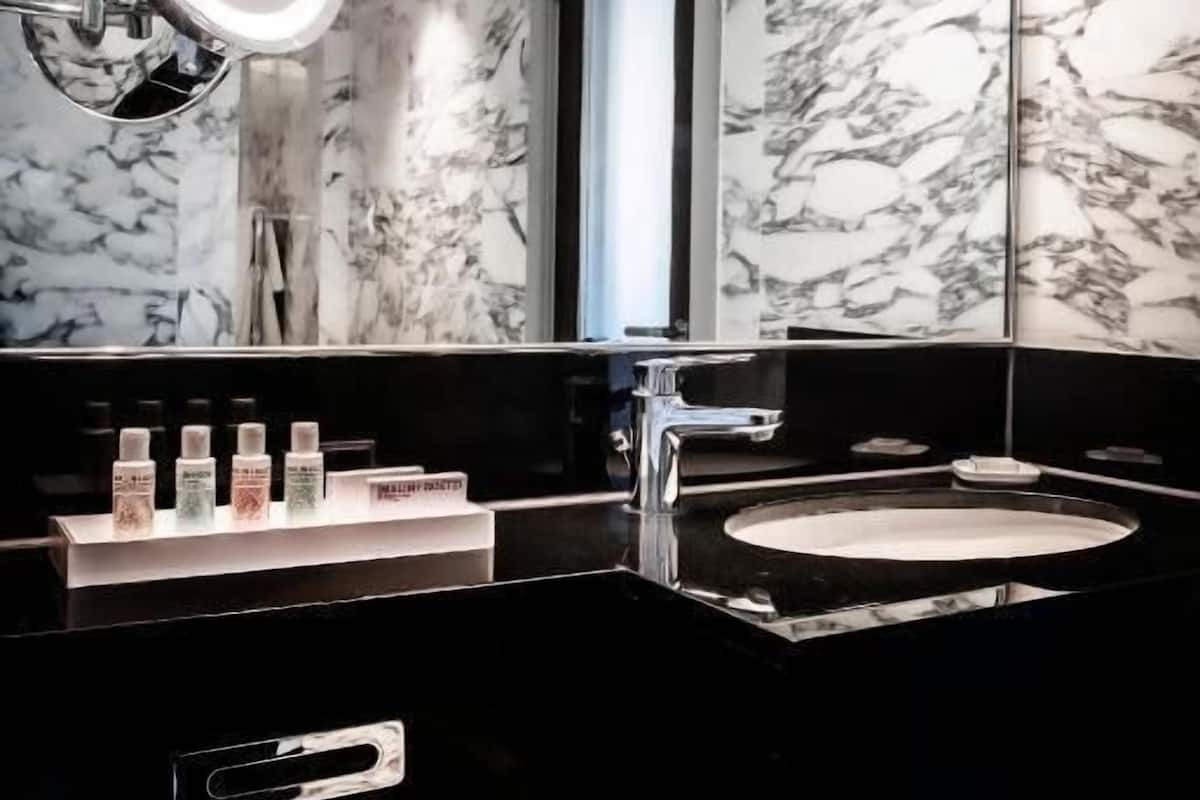 Bathroom | Combined shower/bathtub, designer toiletries, hair dryer, bathrobes