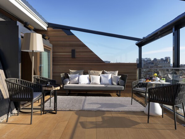 Suite, 1 kingsize-seng, terrasse | Sengetøy av topp kvalitet, minibar og safe på rommet