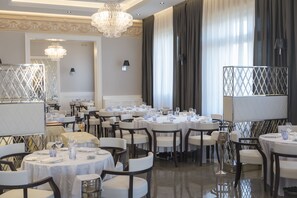Serviço de almoço e jantar, restaurante ao ar livre 