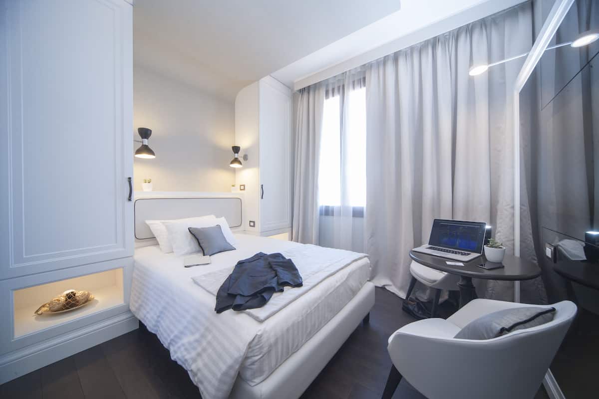 经典双人房 (Small Bed) | 高档床上用品、羽绒被、加厚床垫、迷你吧