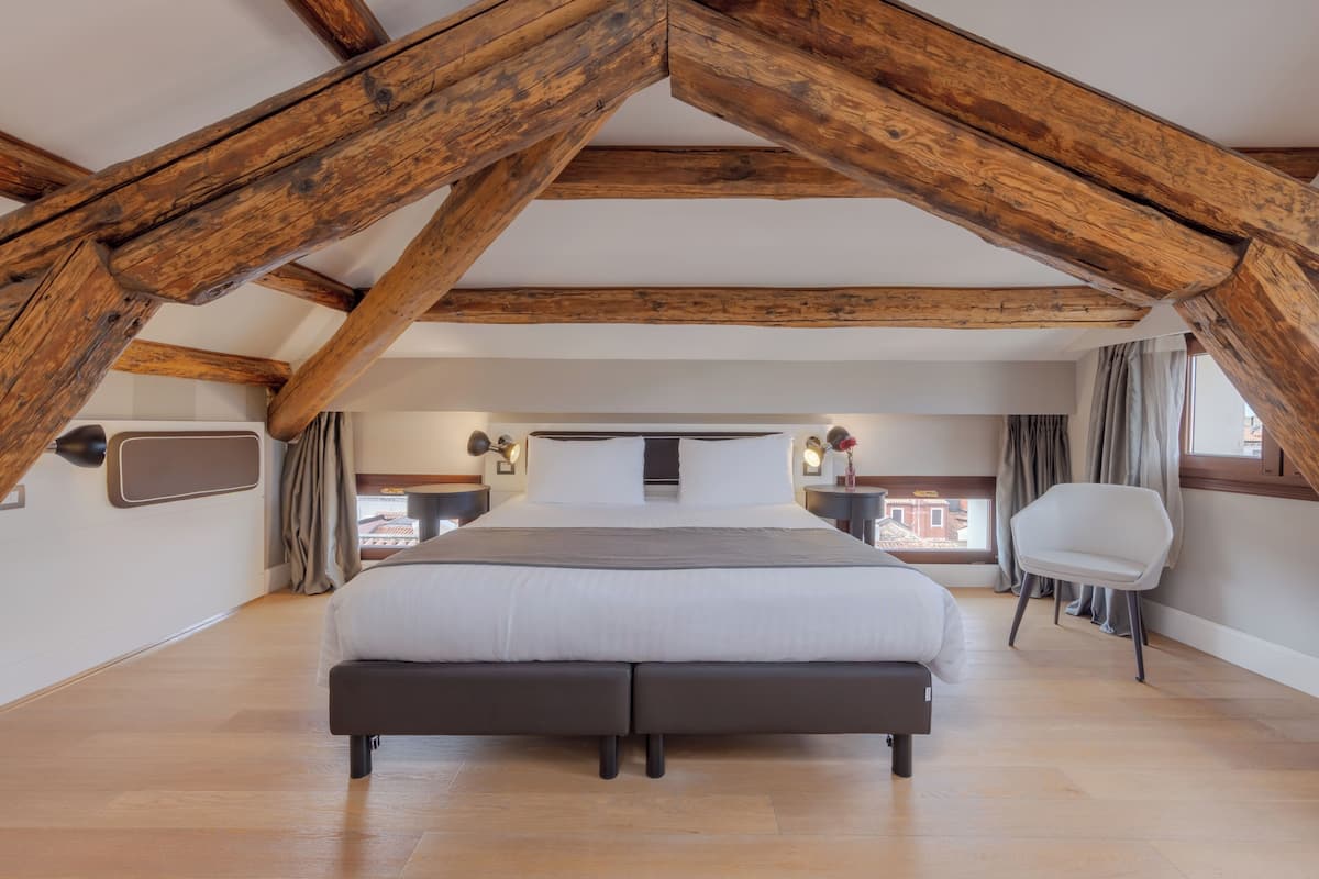 Deluxe Double/Triple Room | 高級寢具、羽絨被、特厚豪華床墊、迷你吧
